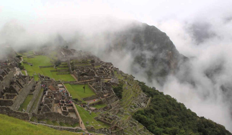 Machu Picchu en la Niebla y la Lluvia